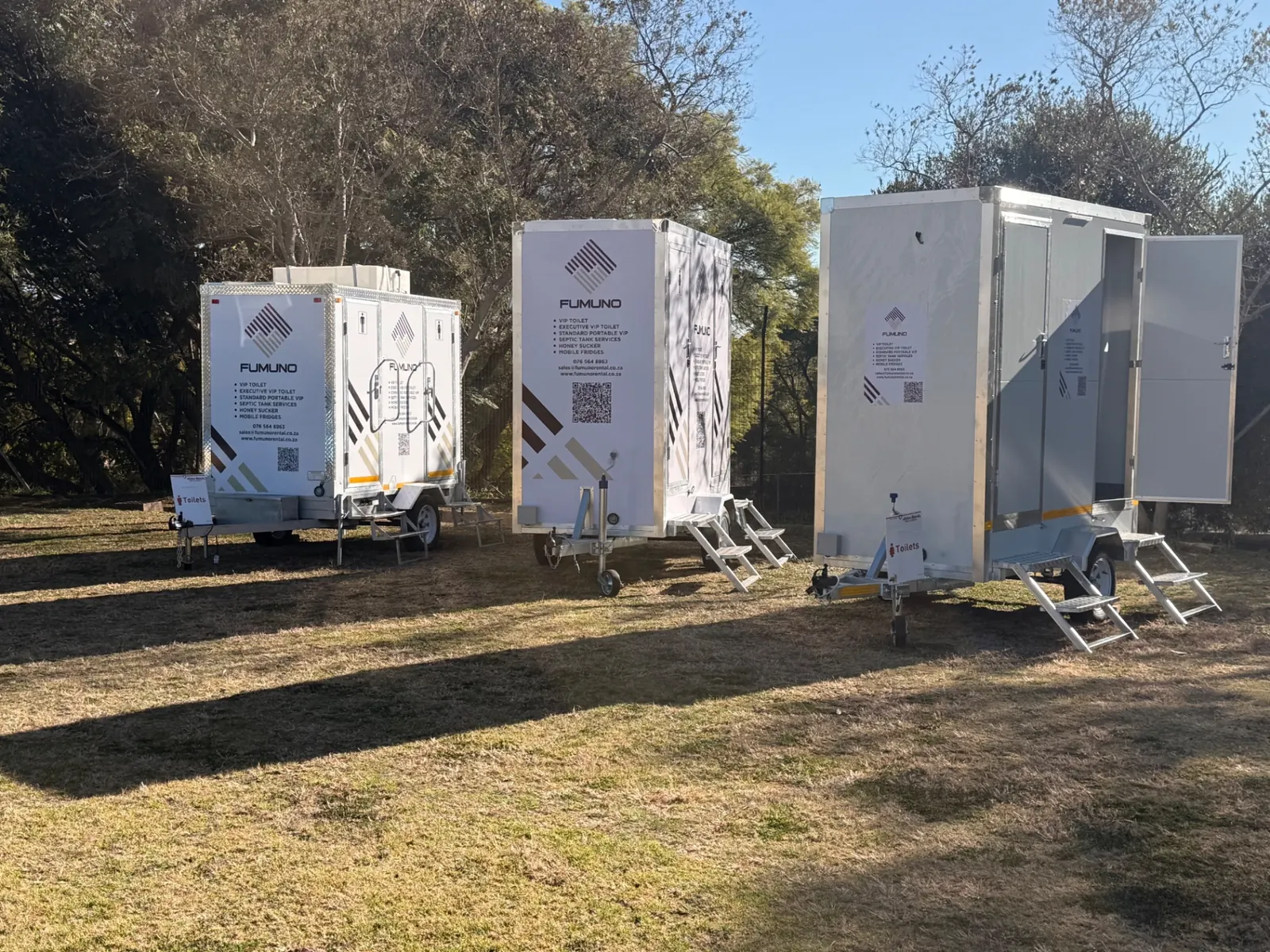 Fumuno ablution units set up on site in Gauteng with toilets and washing facilities